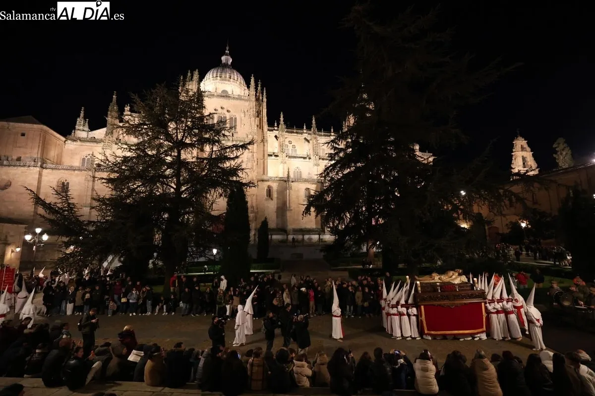 El silencio y el respeto marcan la procesión del Cristo Yacente | FOTOS: David Sañudo  