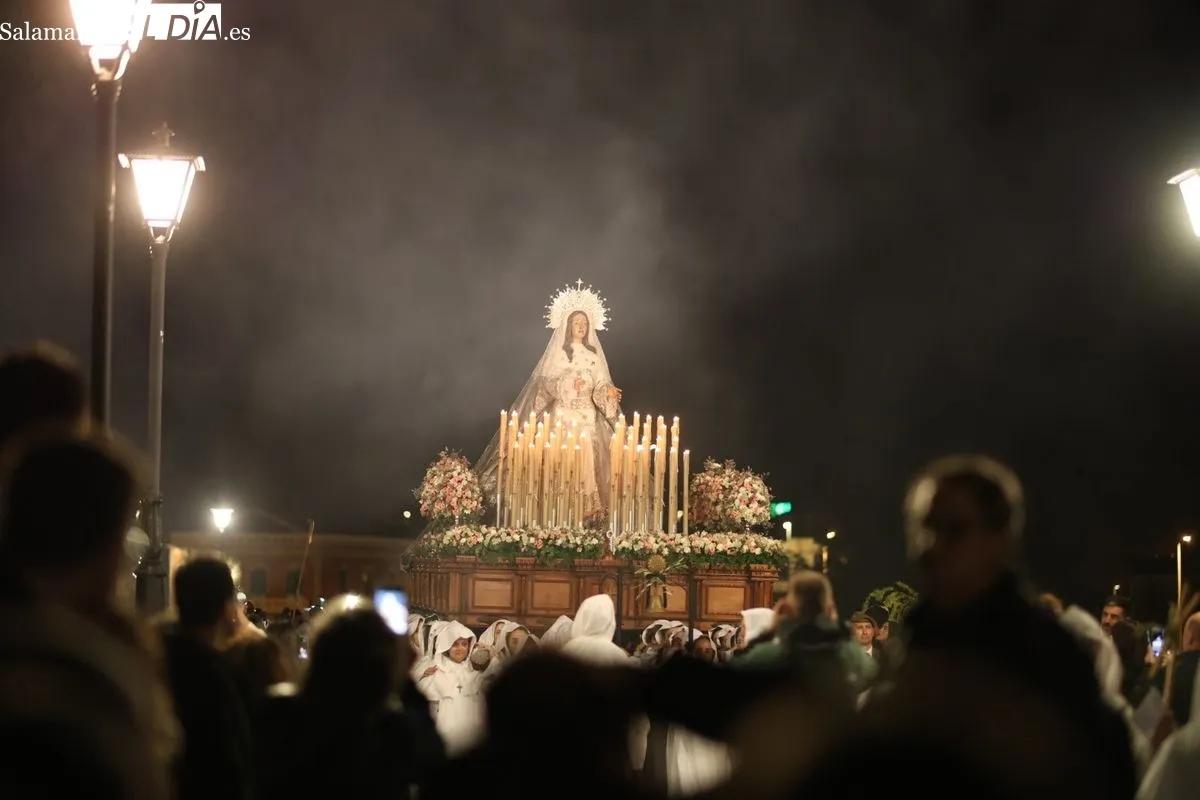 El Cristo del Amor y de la Paz y María Nuestra Madre cruza el Puente Romano arropado por multitud de fieles | FOTOS: David Sañudo 