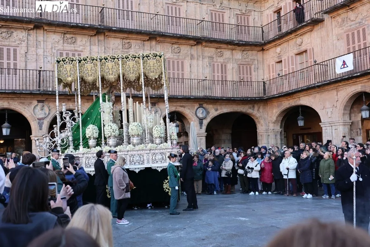La Esperanza marca una madrugada de Viernes Santo sin el Buena Muerte | FOTOS: David Sañudo