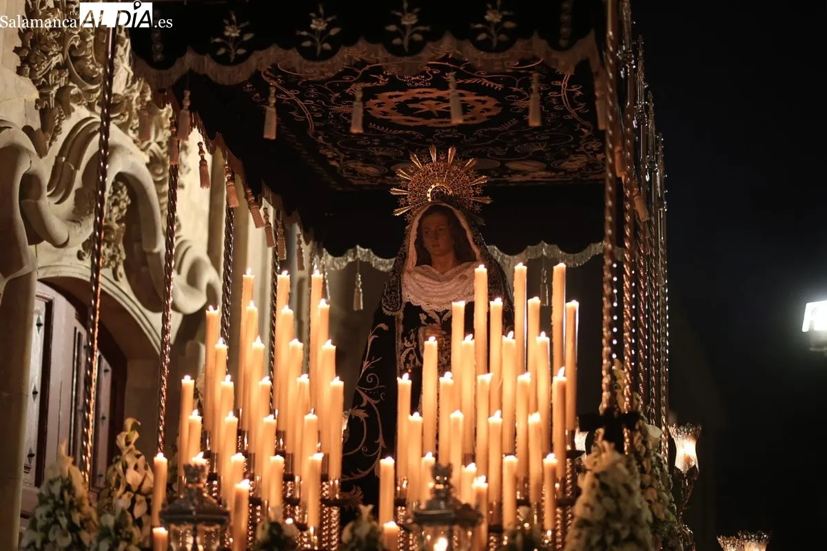 Fervor y devoción en el regreso de La Soledad a las calles de Salamanca | FOTOS: David Sañudo