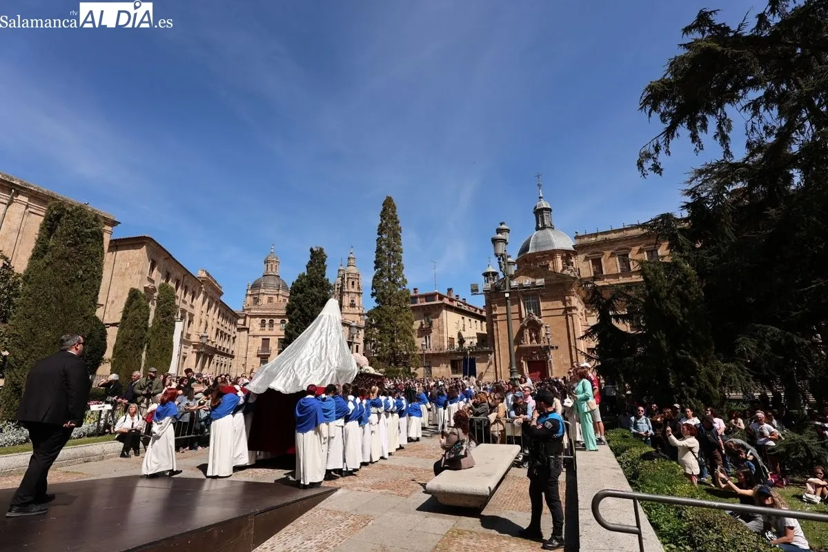 El encuentro entre Jesús Resucitado y la Virgen de la Alegría pone el broche de oro a la Semana Santa de Salamanca | FOTOS: David Sañudo 