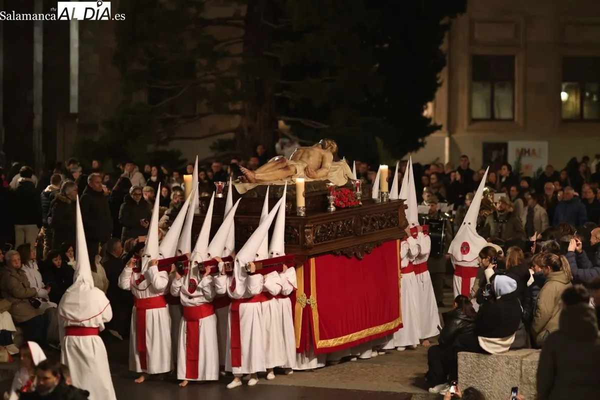 El silencio y el respeto marcan la procesión del Cristo Yacente | FOTOS: David Sañudo  