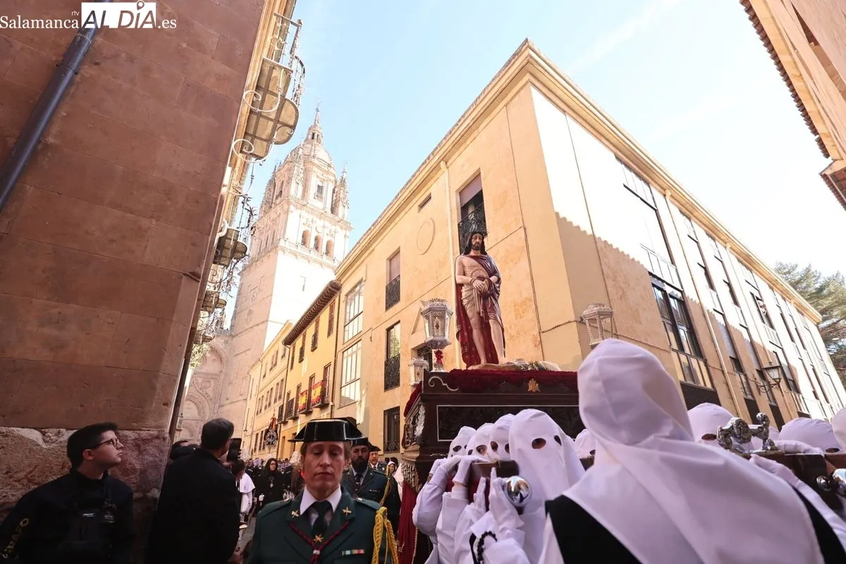 El Vía Crucis recorre Salamanca con su tradicional parada en el Hospital de la Trinidad | FOTOS: David Sañudo 