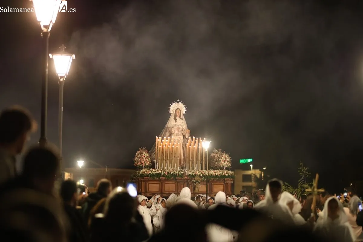 El Cristo del Amor y de la Paz y María Nuestra Madre cruza el Puente Romano arropado por multitud de fieles | FOTOS: David Sañudo 