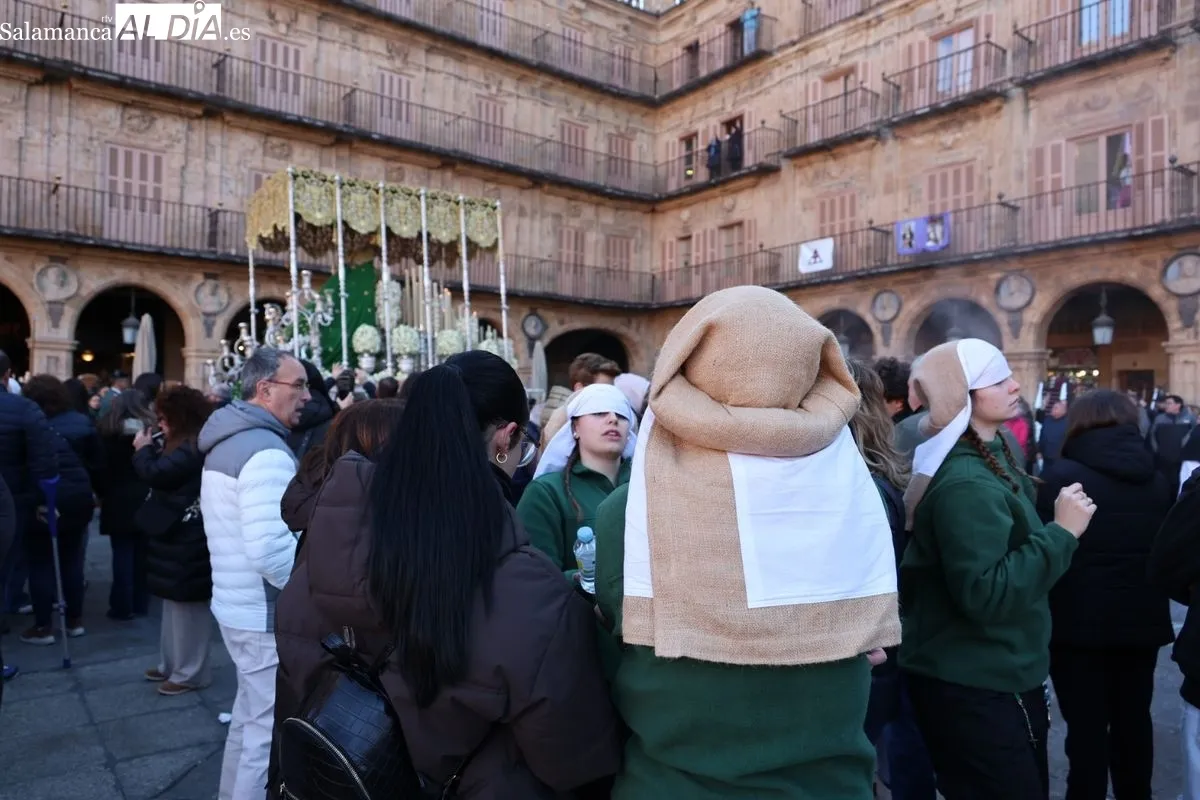La Esperanza marca una madrugada de Viernes Santo sin el Buena Muerte | FOTOS: David Sañudo