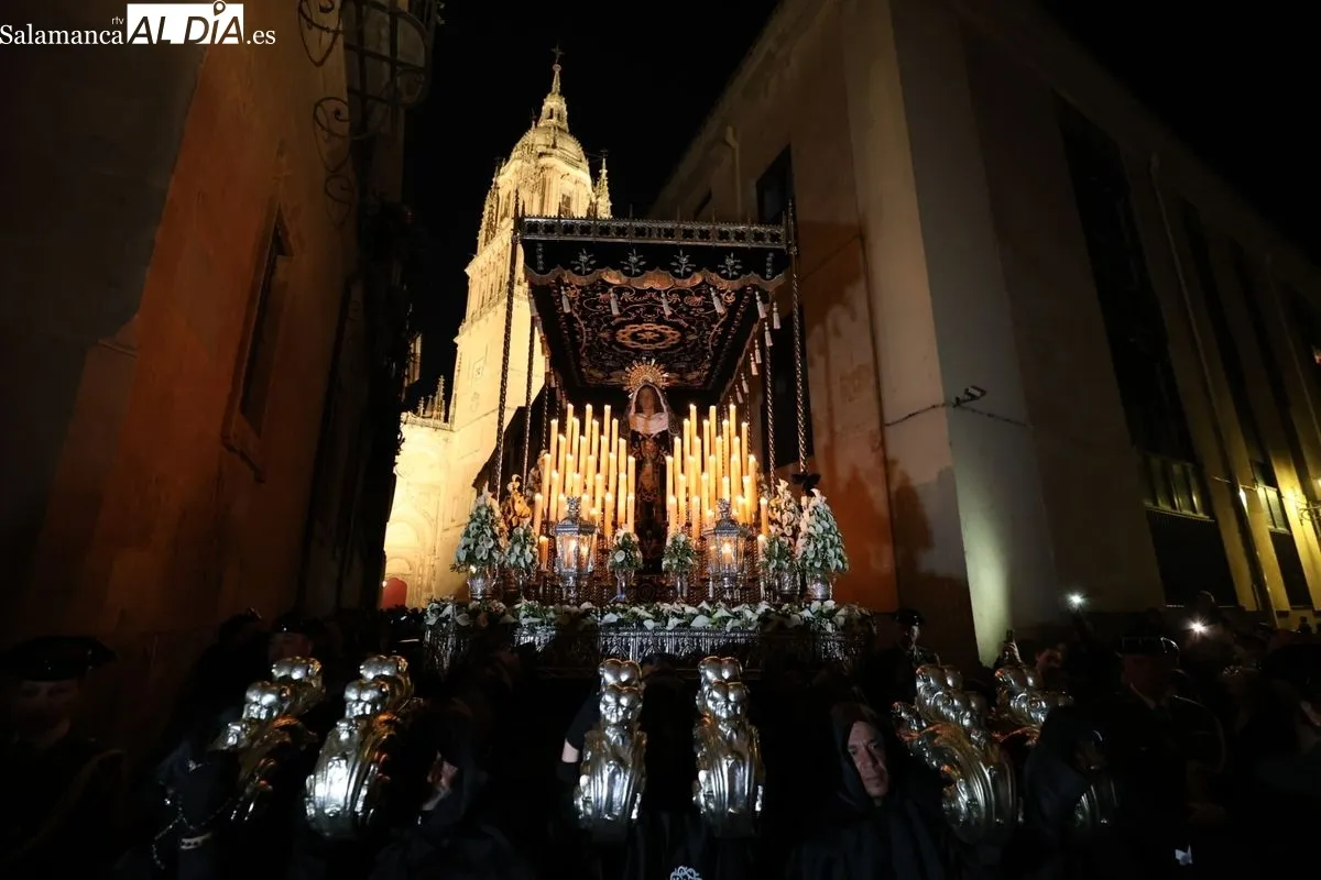 Fervor y devoción en el regreso de La Soledad a las calles de Salamanca | FOTOS: David Sañudo