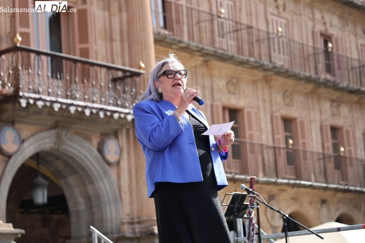 Marea azul en la Plaza Mayor de Salamanca para exigir la inclusión real del autismo | FOTOS: David Sañudo