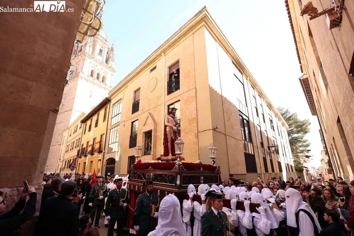 El Vía Crucis recorre Salamanca con su tradicional parada en el Hospital de la Trinidad | FOTOS: David Sañudo 
