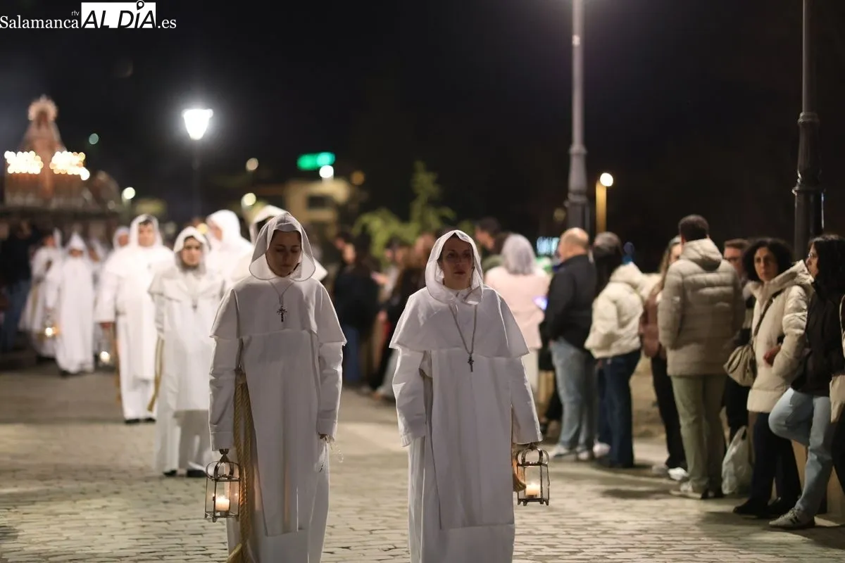 El Cristo del Amor y de la Paz y María Nuestra Madre cruza el Puente Romano arropado por multitud de fieles | FOTOS: David Sañudo 