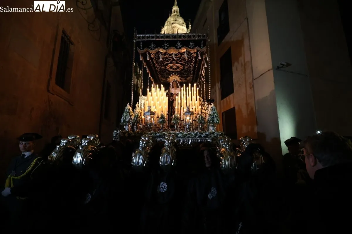 Fervor y devoción en el regreso de La Soledad a las calles de Salamanca | FOTOS: David Sañudo