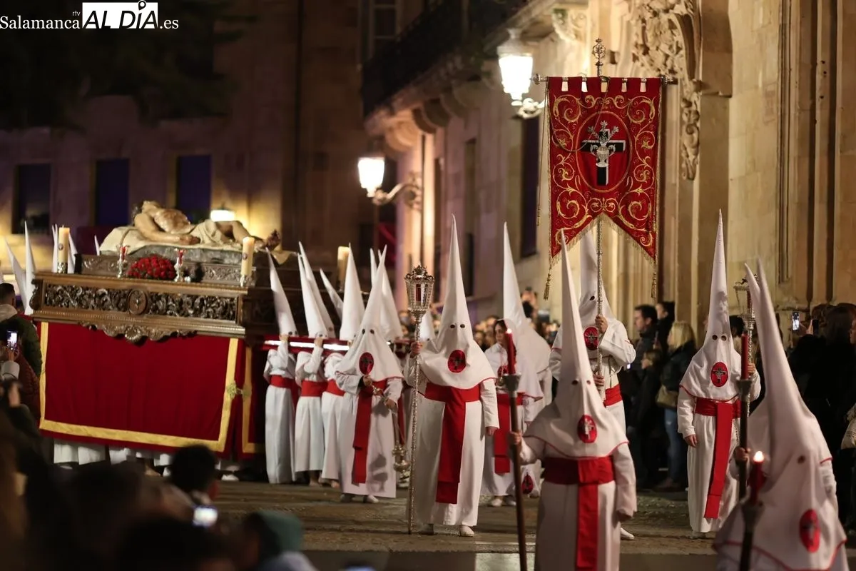 El silencio y el respeto marcan la procesión del Cristo Yacente | FOTOS: David Sañudo  