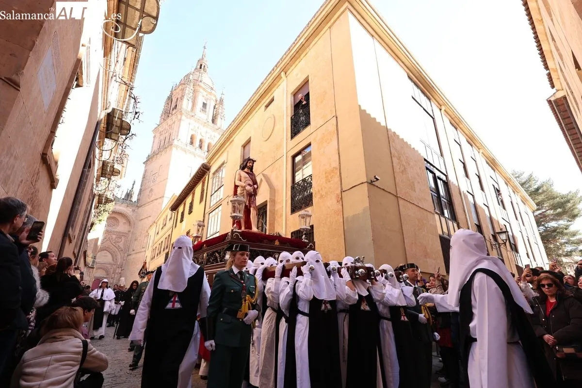 El Vía Crucis recorre Salamanca con su tradicional parada en el Hospital de la Trinidad | FOTOS: David Sañudo 