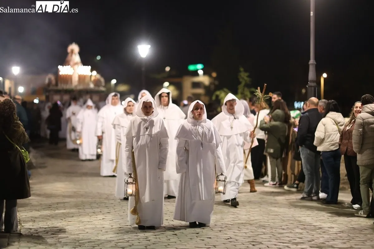El Cristo del Amor y de la Paz y María Nuestra Madre cruza el Puente Romano arropado por multitud de fieles | FOTOS: David Sañudo 