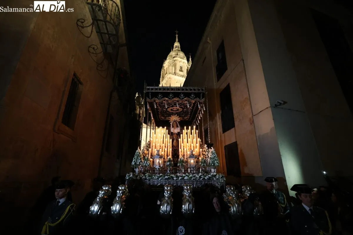 Fervor y devoción en el regreso de La Soledad a las calles de Salamanca | FOTOS: David Sañudo