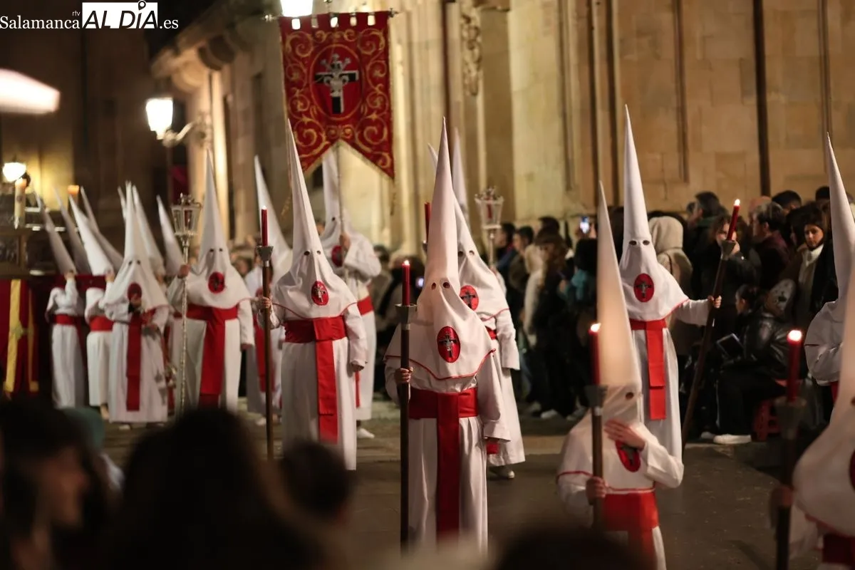 El silencio y el respeto marcan la procesión del Cristo Yacente | FOTOS: David Sañudo  
