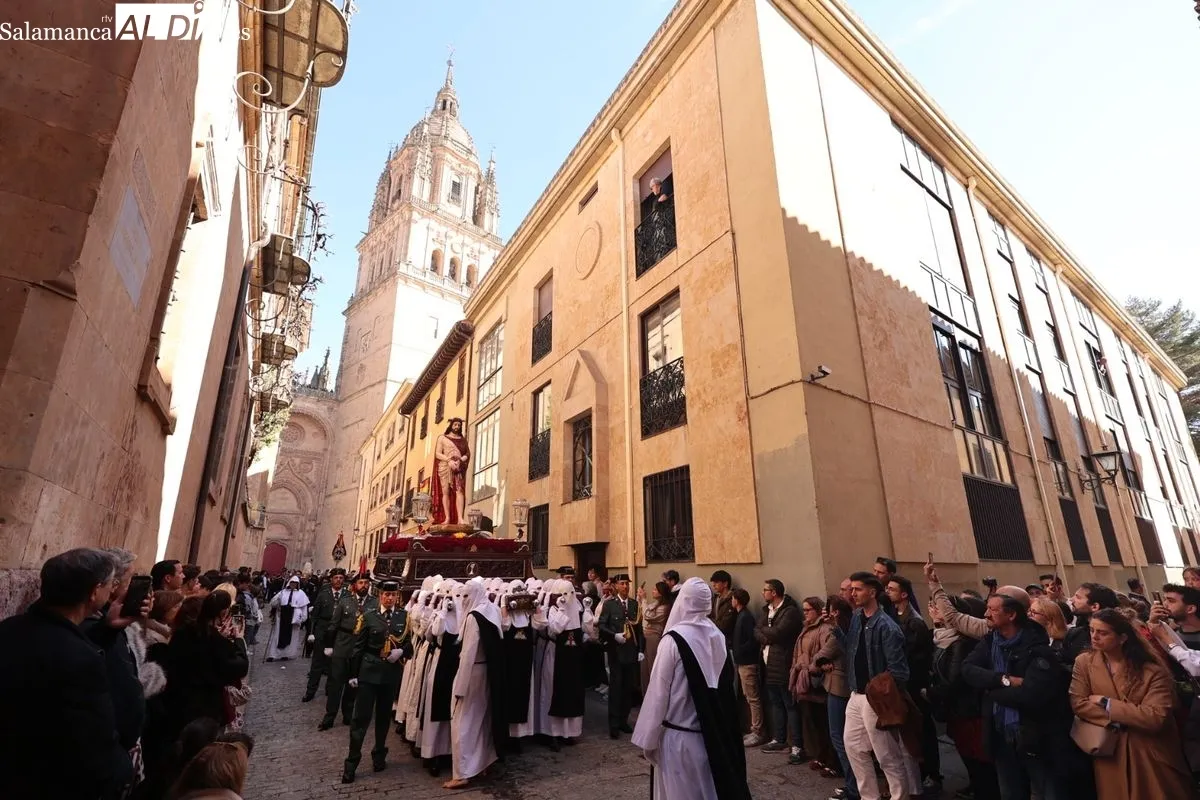 El Vía Crucis recorre Salamanca con su tradicional parada en el Hospital de la Trinidad | FOTOS: David Sañudo 