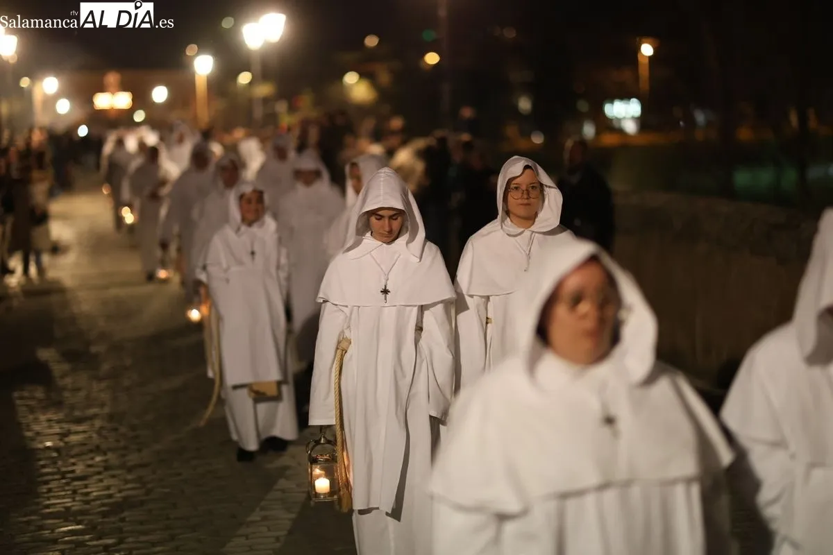 El Cristo del Amor y de la Paz y María Nuestra Madre cruza el Puente Romano arropado por multitud de fieles | FOTOS: David Sañudo 