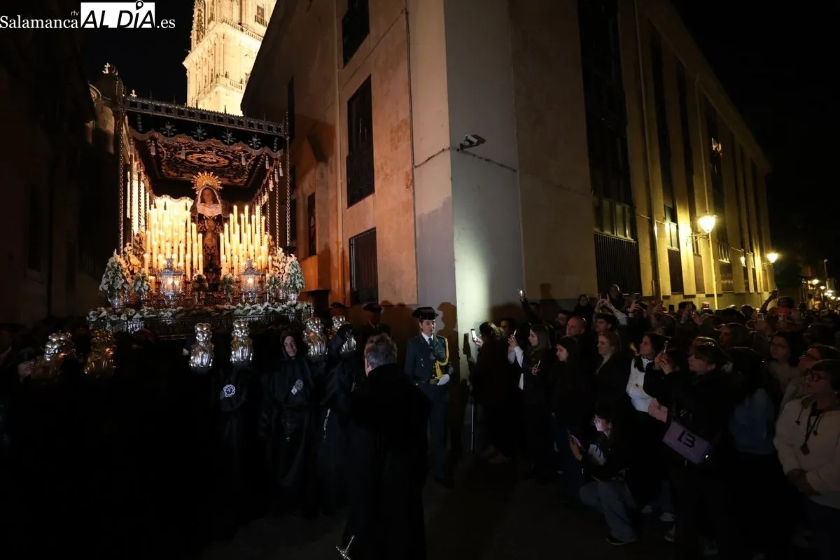 Fervor y devoción en el regreso de La Soledad a las calles de Salamanca | FOTOS: David Sañudo