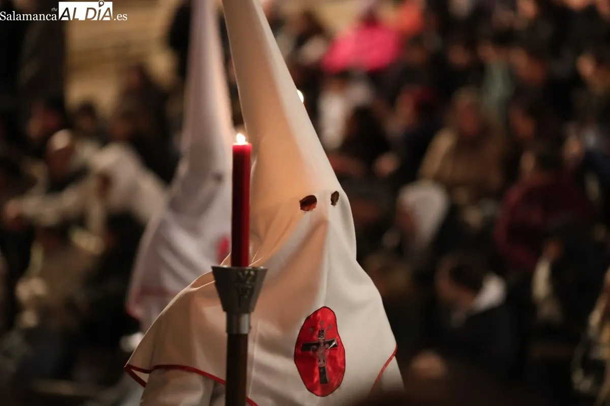 El silencio y el respeto marcan la procesión del Cristo Yacente | FOTOS: David Sañudo  