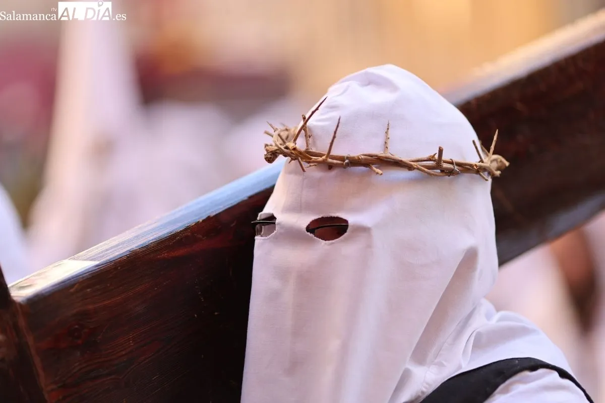 El Vía Crucis recorre Salamanca con su tradicional parada en el Hospital de la Trinidad | FOTOS: David Sañudo 