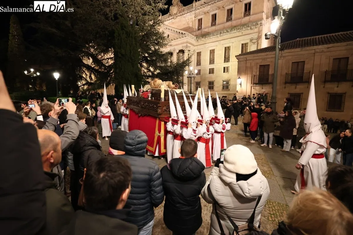 El silencio y el respeto marcan la procesión del Cristo Yacente | FOTOS: David Sañudo  