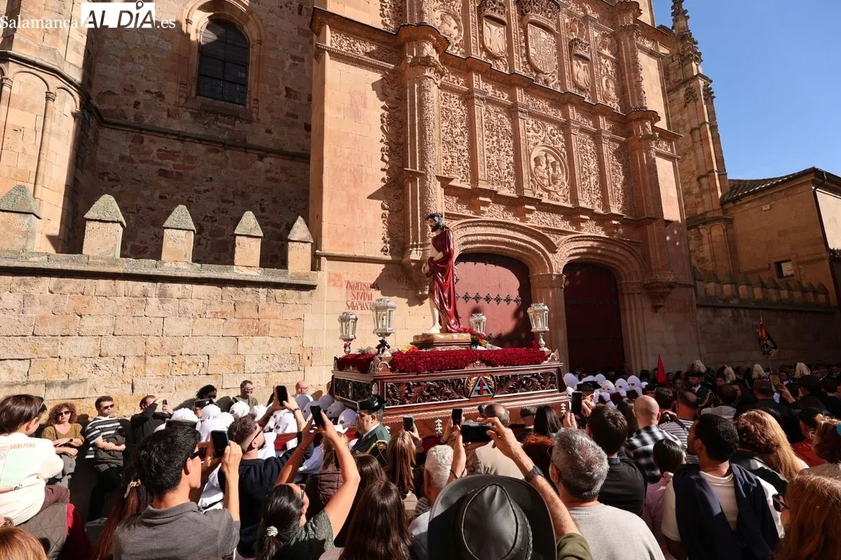 El Vía Crucis recorre Salamanca con su tradicional parada en el Hospital de la Trinidad | FOTOS: David Sañudo 