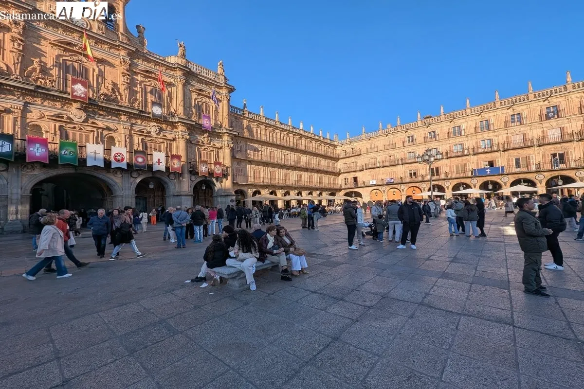 El buen tiempo y las procesiones llenan el centro de Salamanca este Jueves Santo | FOTOS: David Sañudo