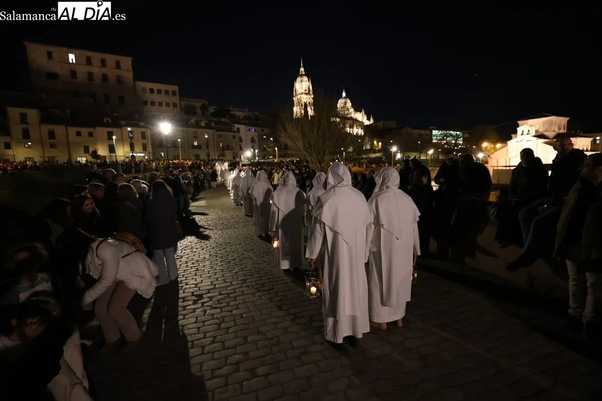 El Cristo del Amor y de la Paz y María Nuestra Madre cruza el Puente Romano arropado por multitud de fieles | FOTOS: David Sañudo 