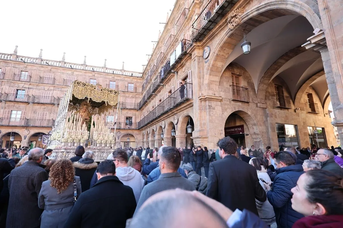 La Esperanza marca una madrugada de Viernes Santo sin el Buena Muerte | FOTOS: David Sañudo