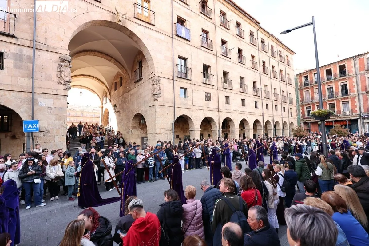 Multitudinario respaldo a Jesús Nazareno en la tarde del Viernes Santo | FOTOS: David Sañudo 