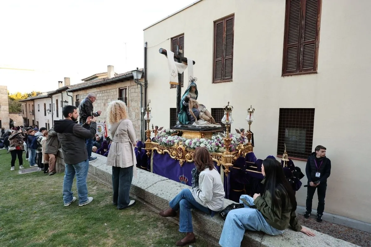 Fervor y multitud en la esperada salida de Jesús Rescatado desde San Pablo | FOTOS: David Sañudo