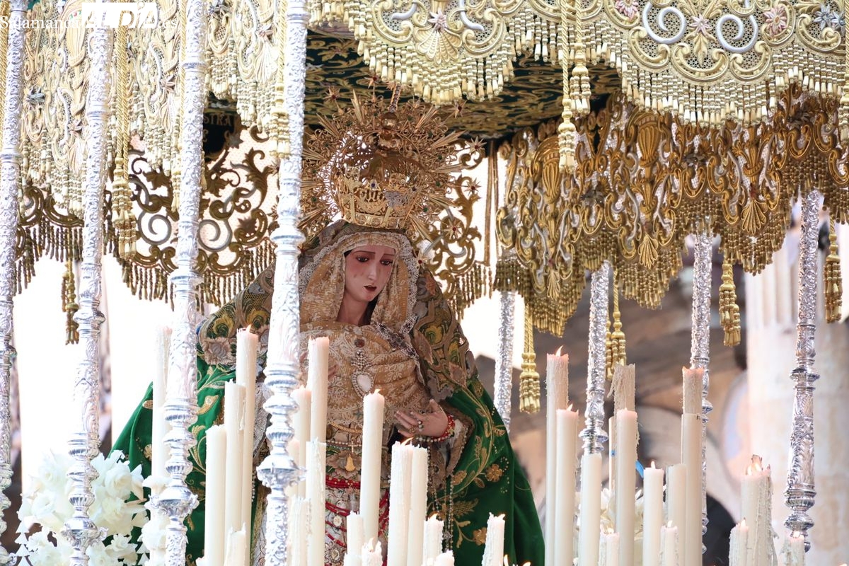 VÍDEO Y FOTOS | La Esperanza marca una madrugada de Viernes Santo sin el Buena Muerte