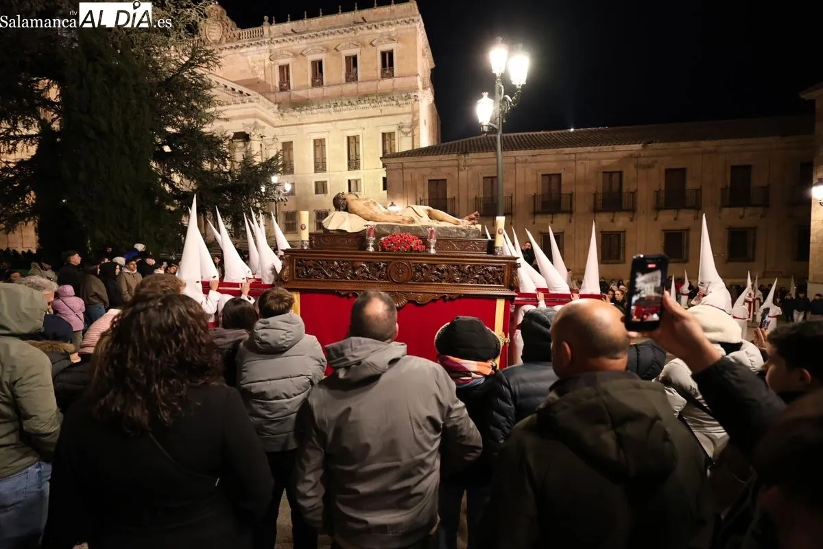 El silencio y el respeto marcan la procesión del Cristo Yacente | FOTOS: David Sañudo  