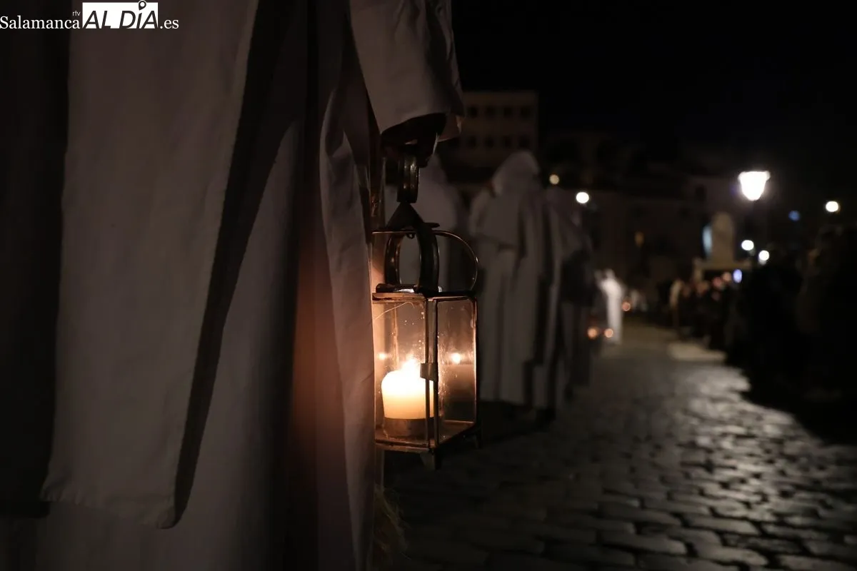 El Cristo del Amor y de la Paz y María Nuestra Madre cruza el Puente Romano arropado por multitud de fieles | FOTOS: David Sañudo 