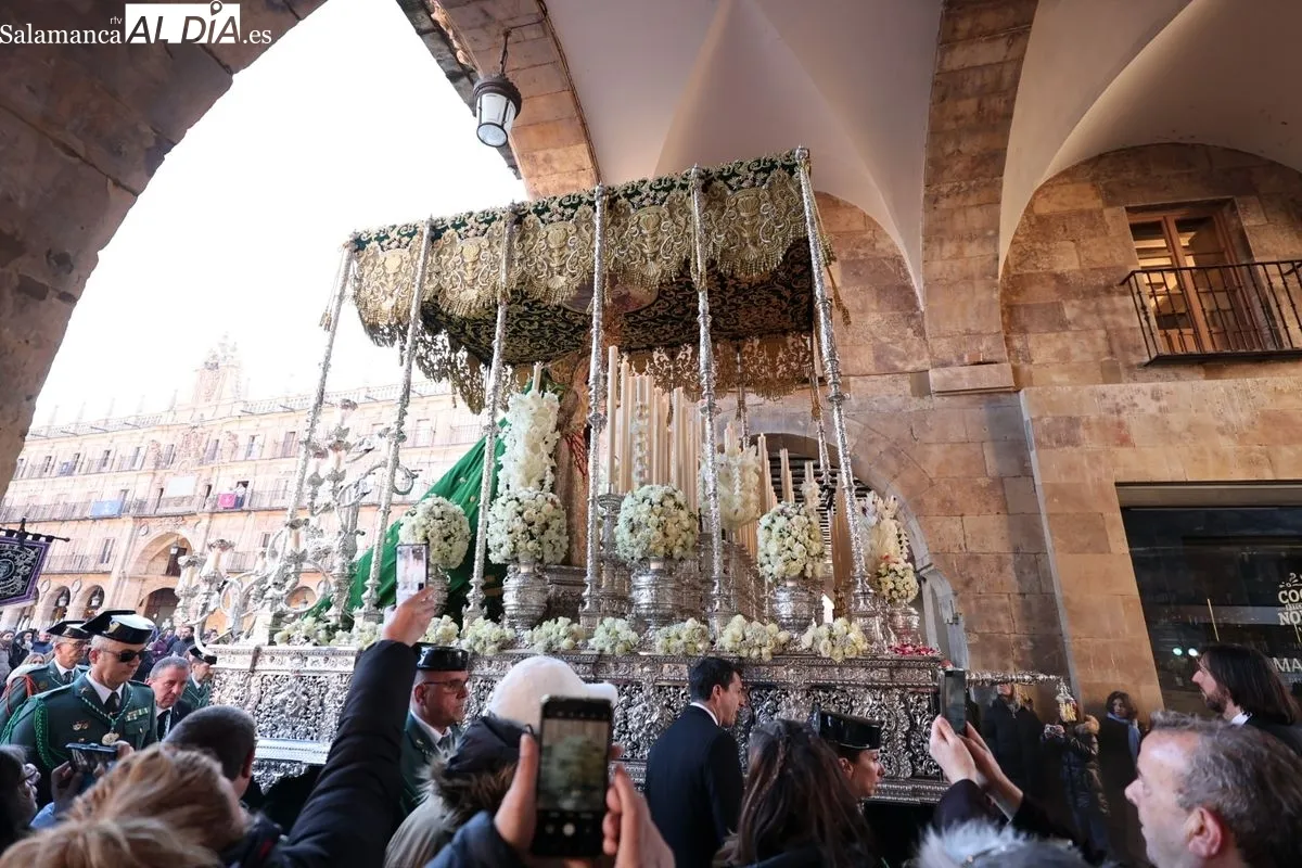 La Esperanza marca una madrugada de Viernes Santo sin el Buena Muerte | FOTOS: David Sañudo
