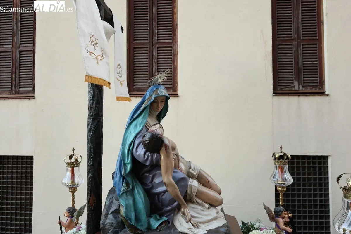 Fervor y multitud en la esperada salida de Jesús Rescatado desde San Pablo | FOTOS: David Sañudo
