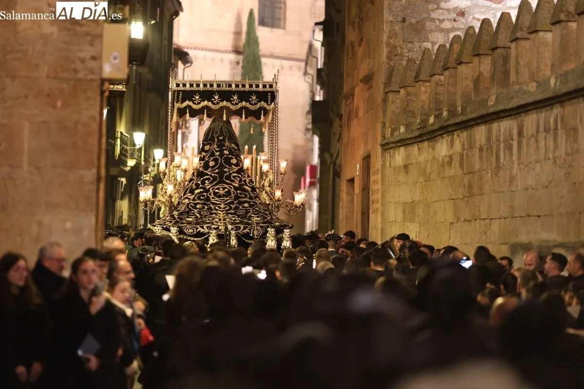 Fervor y devoción en el regreso de La Soledad a las calles de Salamanca | FOTOS: David Sañudo