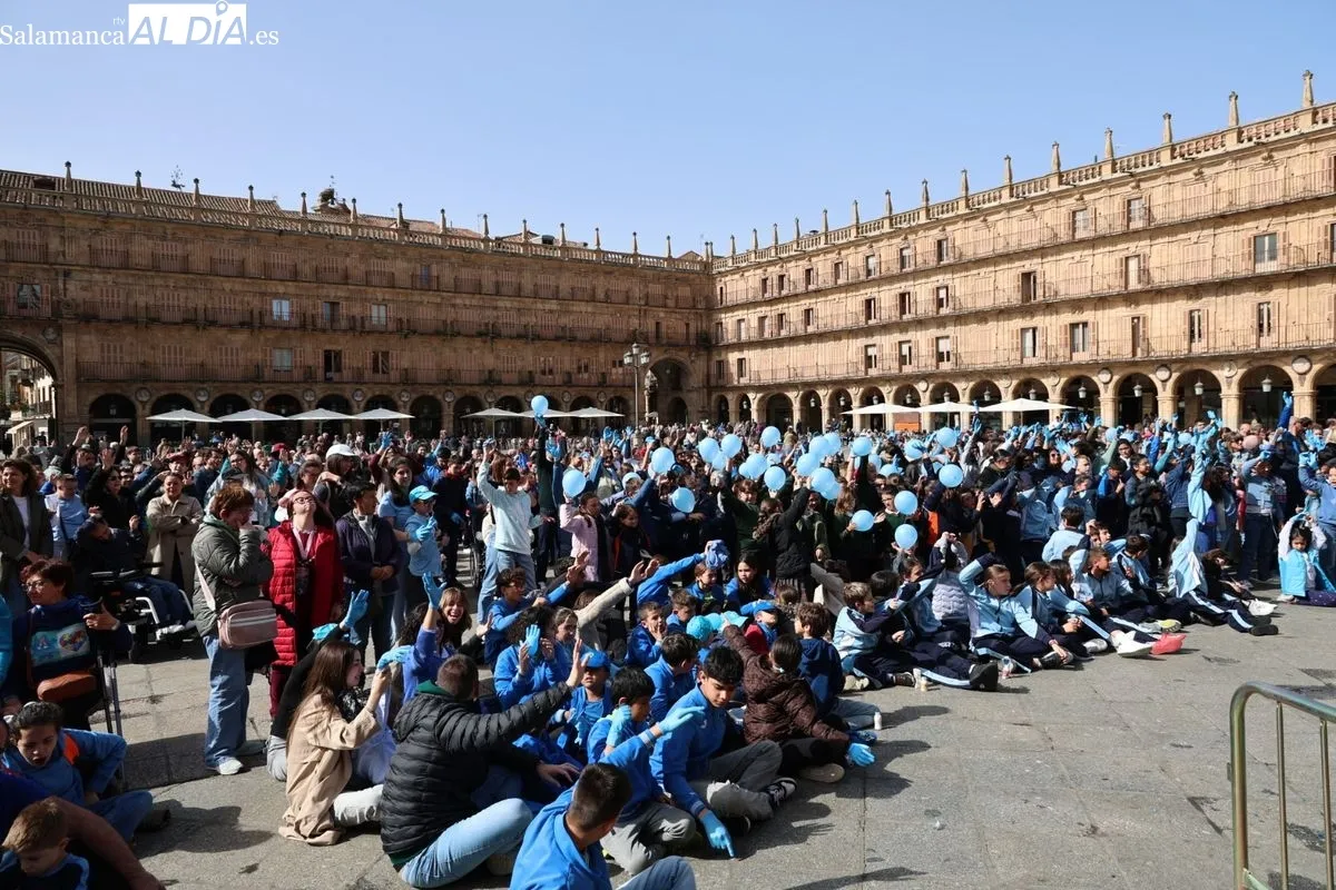 Marea azul en la Plaza Mayor de Salamanca para exigir la inclusión real del autismo | FOTOS: David Sañudo