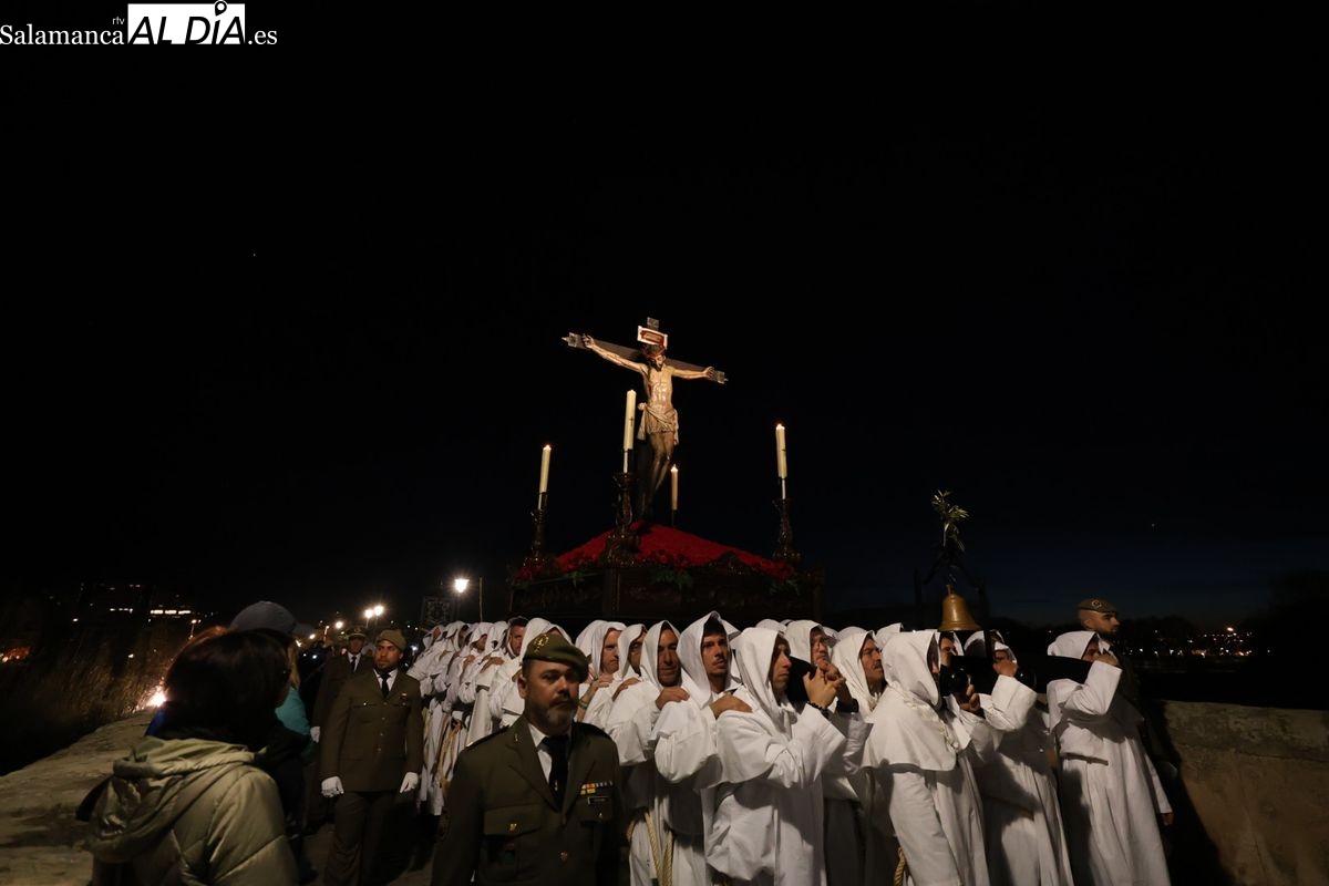 VÍDEO Y FOTOS | Procesión del Amor y Paz en el puente Romano de Salamanca