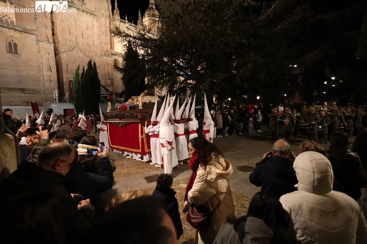 El silencio y el respeto marcan la procesión del Cristo Yacente | FOTOS: David Sañudo  