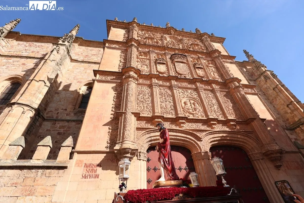 El Vía Crucis recorre Salamanca con su tradicional parada en el Hospital de la Trinidad | FOTOS: David Sañudo 