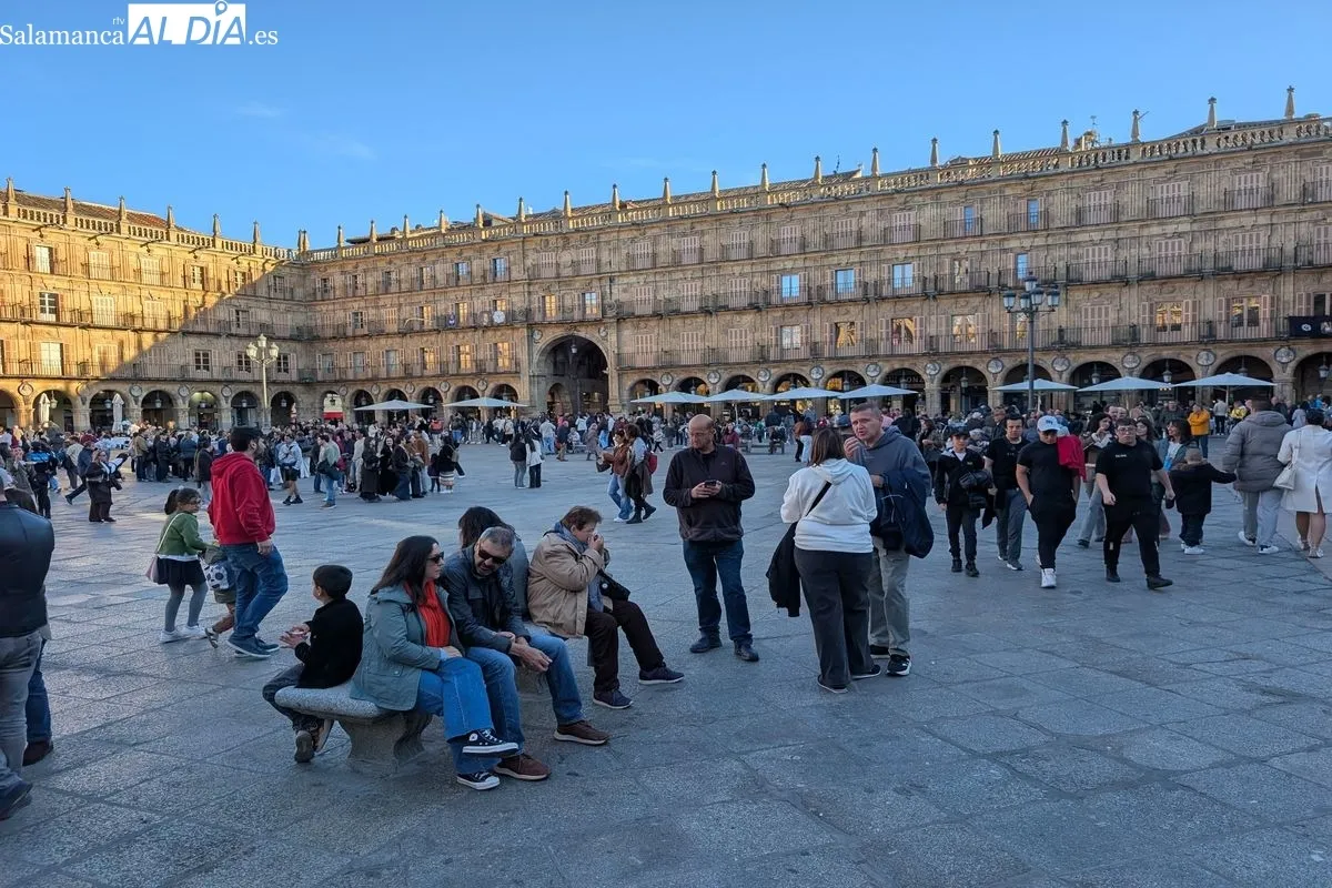 El buen tiempo y las procesiones llenan el centro de Salamanca este Jueves Santo | FOTOS: David Sañudo