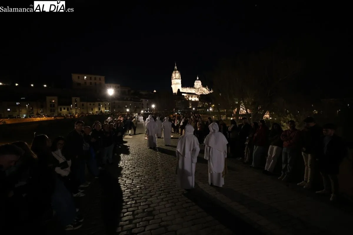 El Cristo del Amor y de la Paz y María Nuestra Madre cruza el Puente Romano arropado por multitud de fieles | FOTOS: David Sañudo 