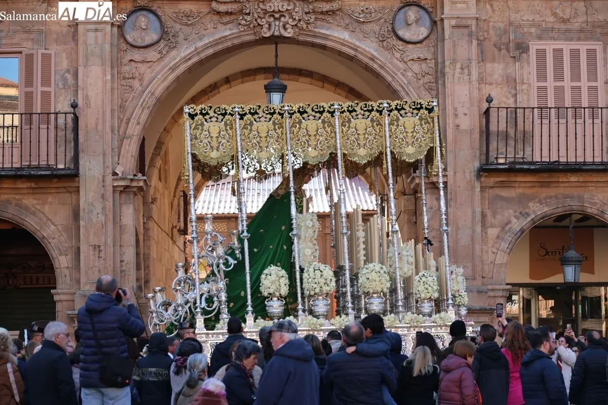 La Esperanza marca una madrugada de Viernes Santo sin el Buena Muerte | FOTOS: David Sañudo