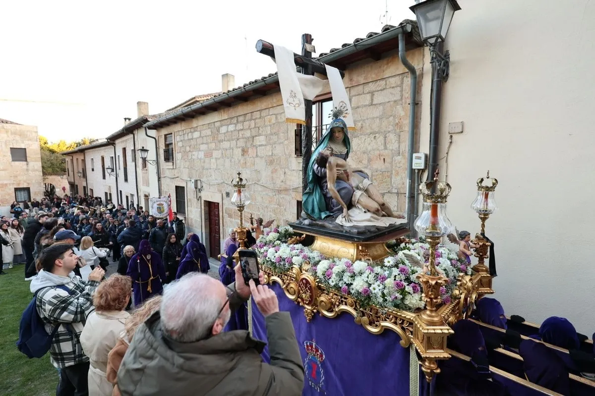 Fervor y multitud en la esperada salida de Jesús Rescatado desde San Pablo | FOTOS: David Sañudo