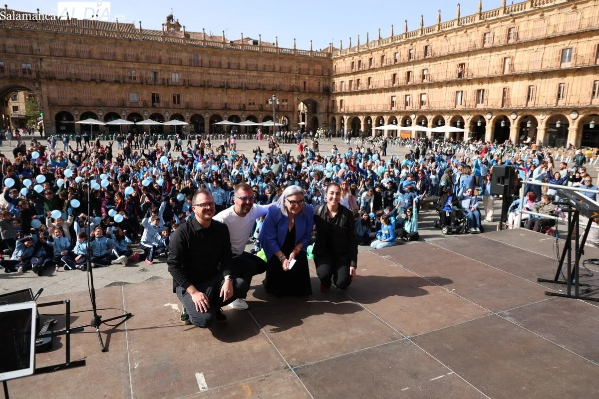 Marea azul en la Plaza Mayor de Salamanca para exigir la inclusión real del autismo | FOTOS: David Sañudo