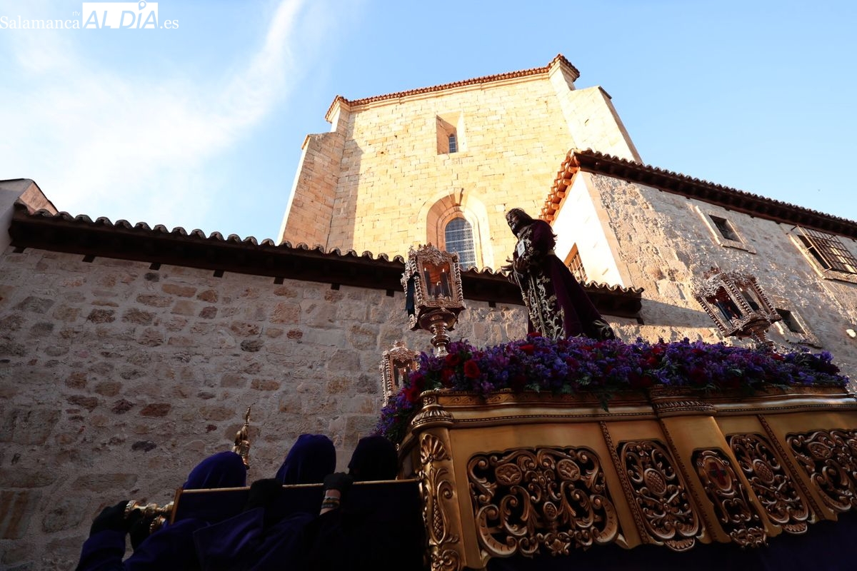 VÍDEO Y FOTOS | Fervor y multitud en la esperada salida de Jesús Rescatado desde San Pablo