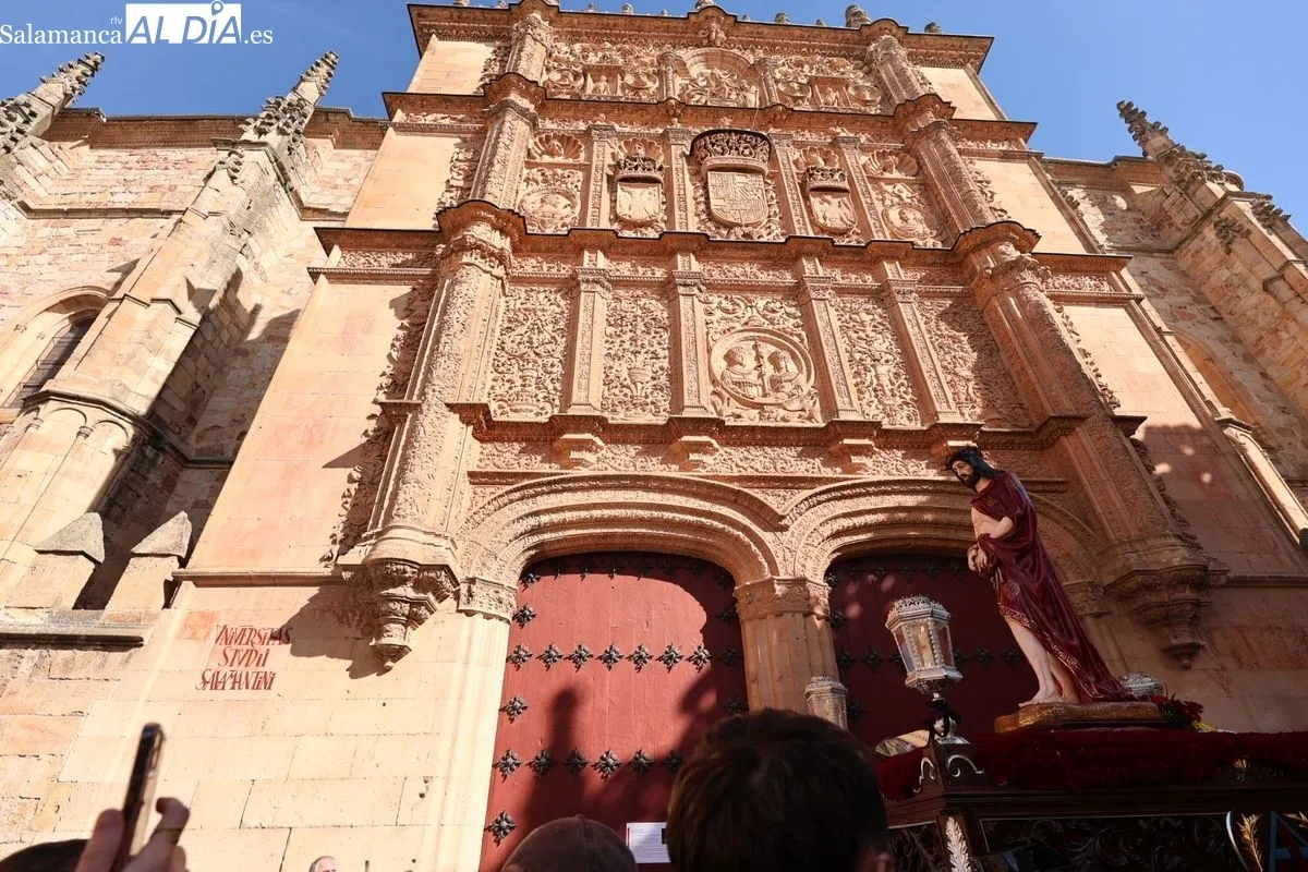 El Vía Crucis recorre Salamanca con su tradicional parada en el Hospital de la Trinidad | FOTOS: David Sañudo 