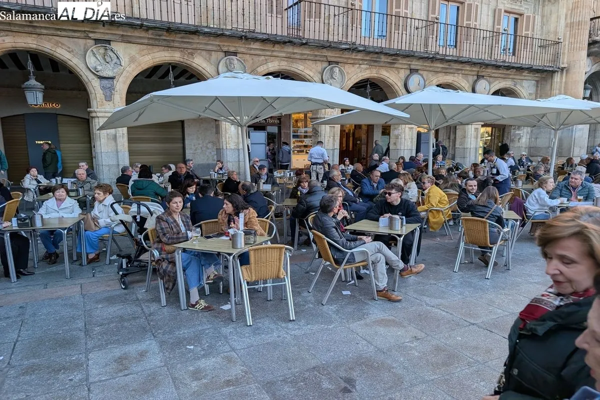 El buen tiempo y las procesiones llenan el centro de Salamanca este Jueves Santo | FOTOS: David Sañudo