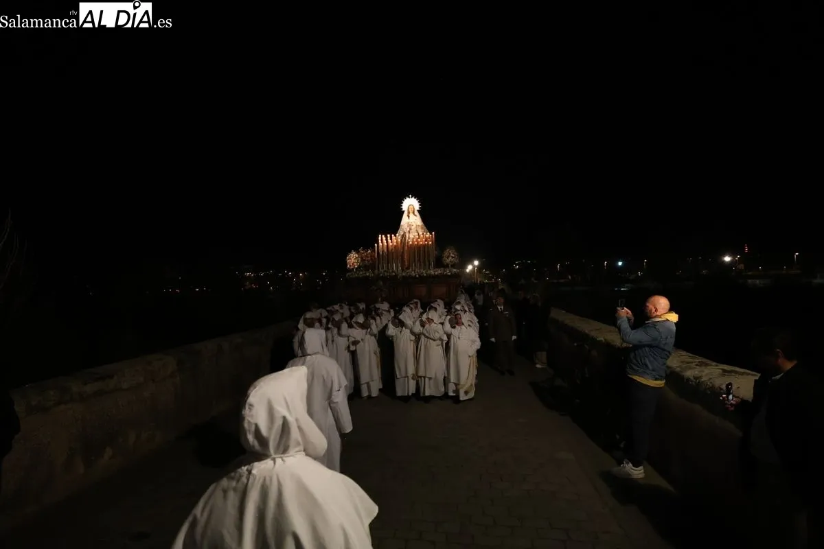 El Cristo del Amor y de la Paz y María Nuestra Madre cruza el Puente Romano arropado por multitud de fieles | FOTOS: David Sañudo 